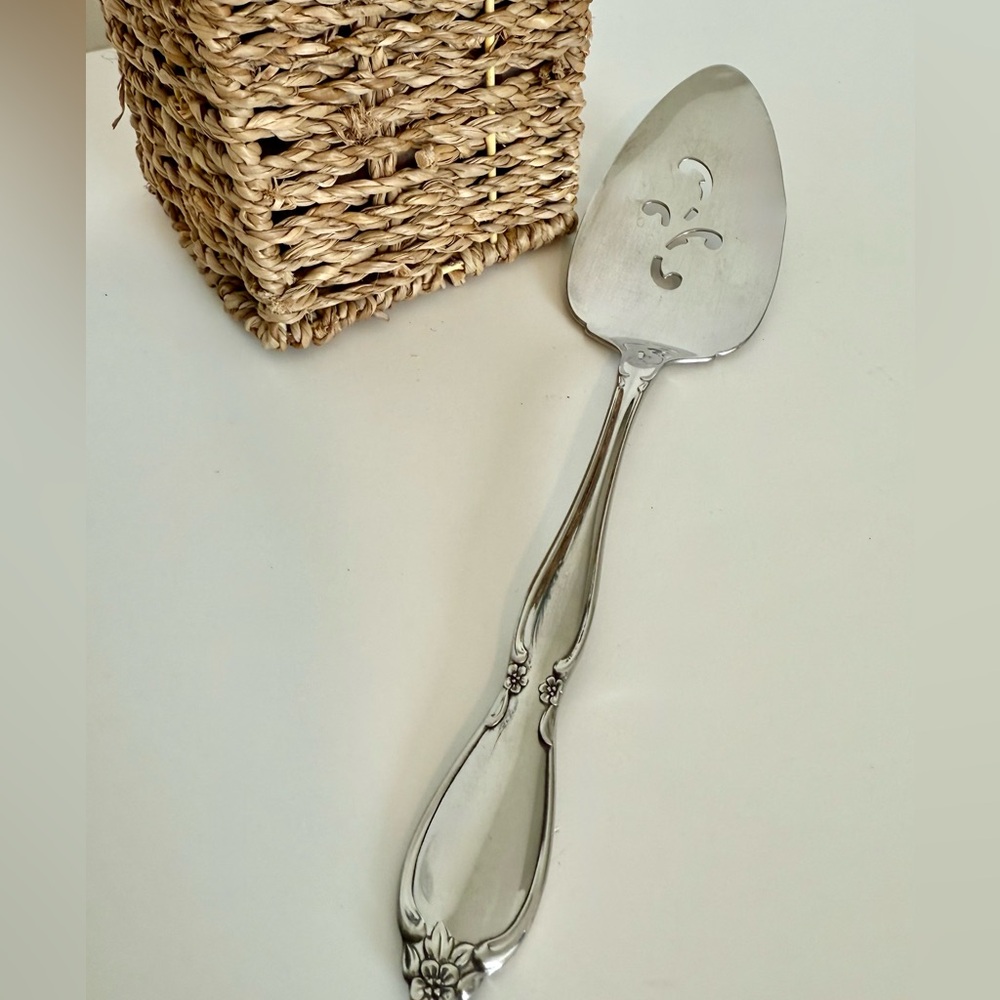 Oneida Community CHATELAINE Pierced Pie Cake Server 9 1/2" Stainless Flatware